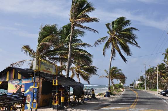 Estrada que dá a volta na ilha de San Andrés, no caribe colombiano